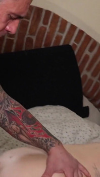 Tatuerad kåt MILf får sin fitta fylld