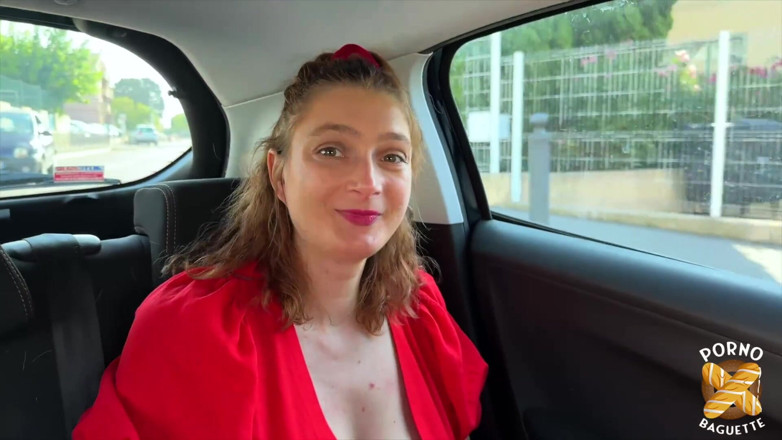Porno Baguette: Charlotte, roșcată superbă, este futută de doi tipi