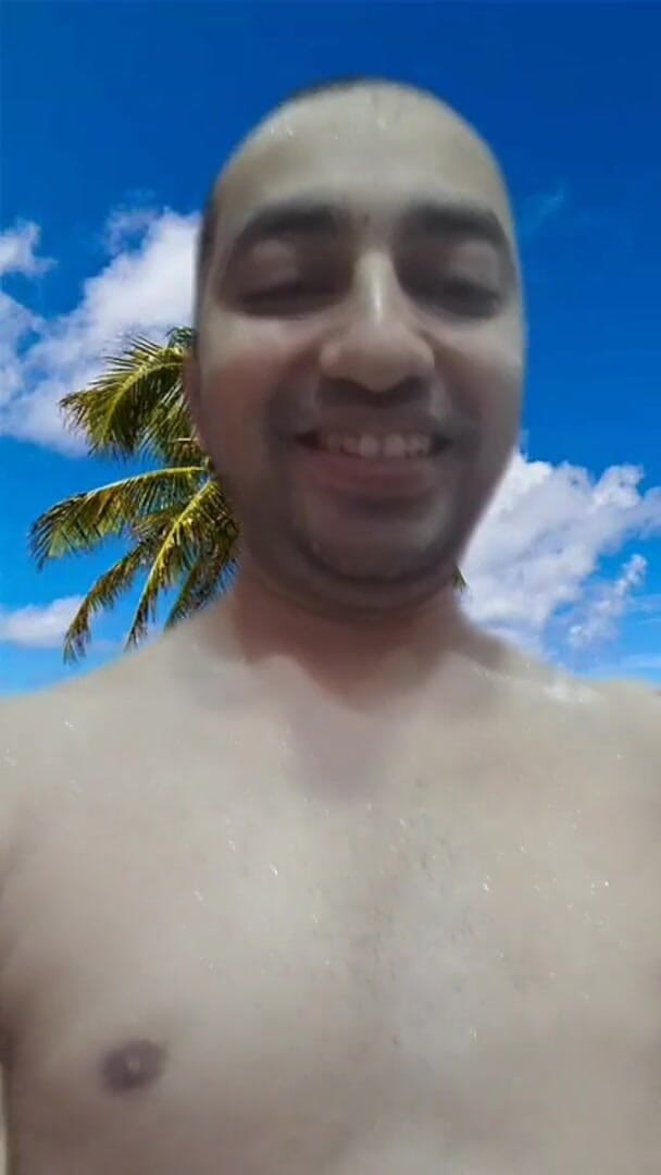 Cute & Nude Crossdresser: Garoto nu na praia mostra seu corpo nu.