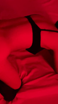 호텔에서 처녀 소녀와 공유 침대, 그녀의 보지를 먼저 따먹고, 밤새 열심히 따먹기