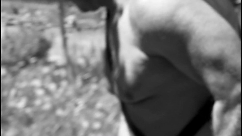Gaybear1966: Dicker bauch, schwuler bär, stiefvater, muskelbär, arbeitet im garten. Film,...