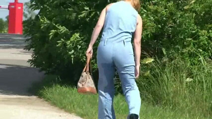 Femdom Austria: O curvă blondă își udă pantalonii de pișat