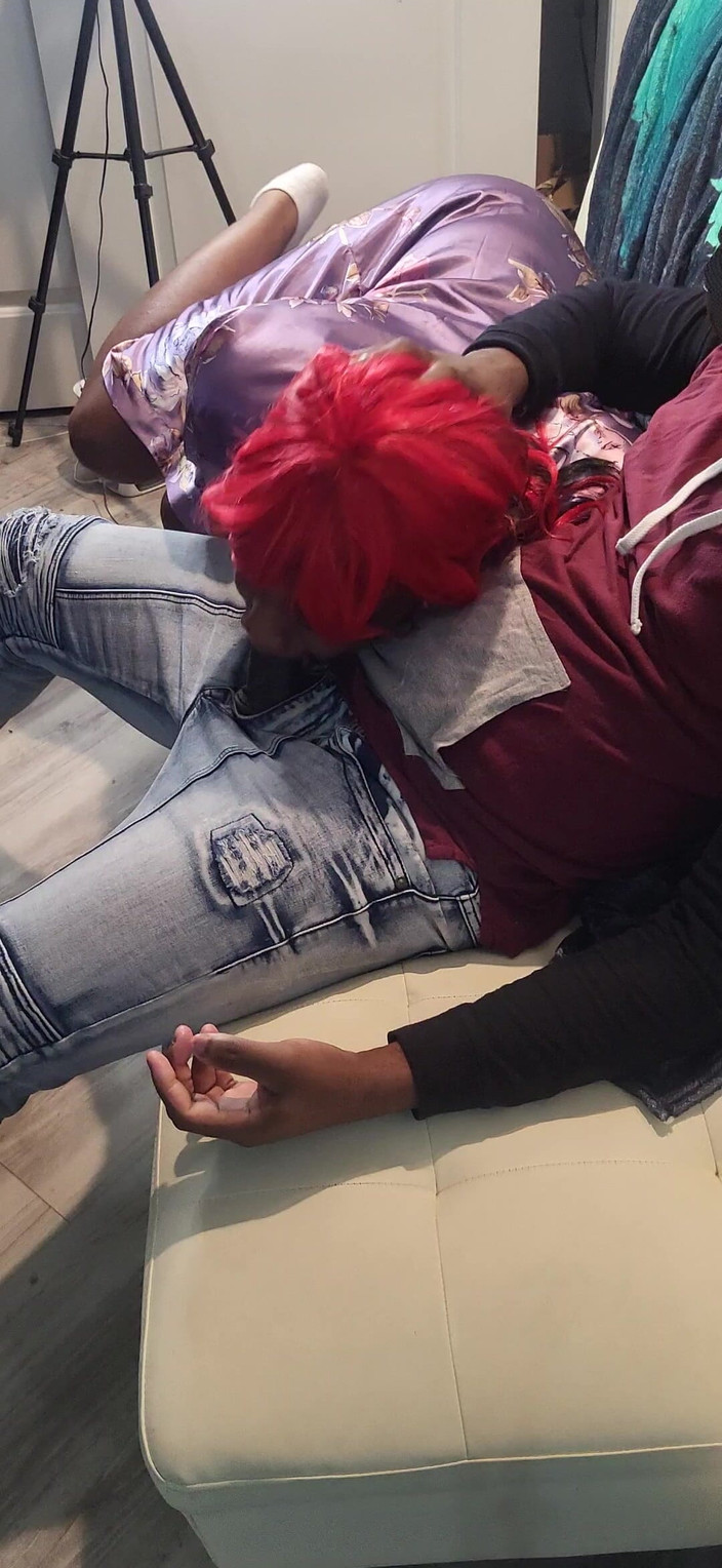 Wondahead21: Tenggorokan pelacur rambut merah dientot di sofa! Hanya untuk penggemar -...