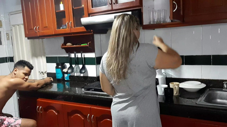 Miller Family: Tante seksi ini lagi asik ciuman merobek lidahku sampai ke...