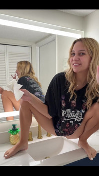 Quick Little Morning Pee in One of My Friends Bathroom Sink!!