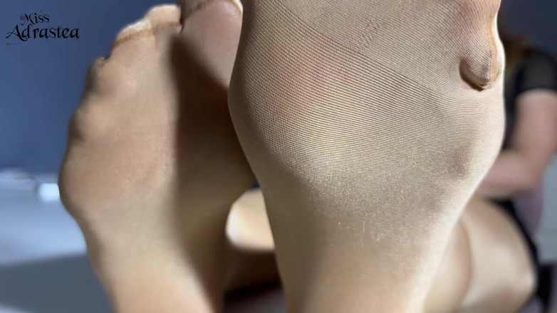 Miss Adrastea: ¡Serás esclavo de mis pies de nylon!