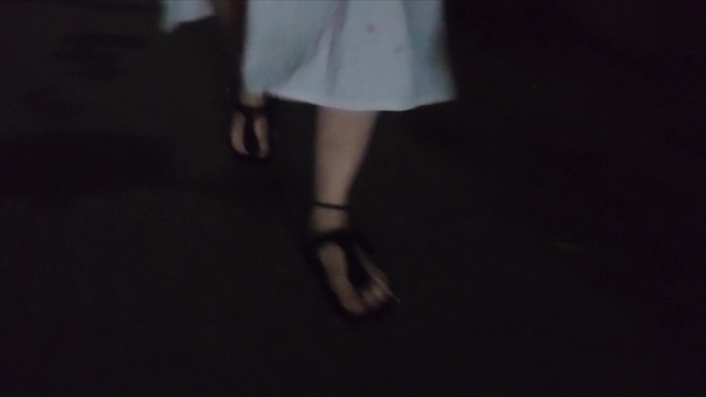 Footfetish: Birkenstockové pantofle si užívají v dešťové kaluži
