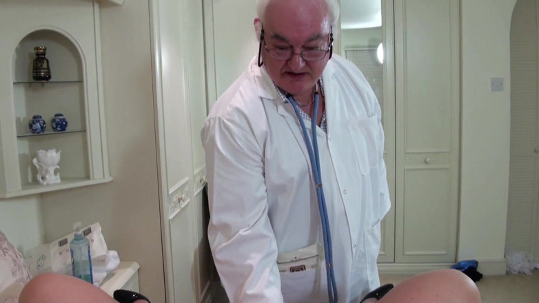 Older Women Club: Juicy ginger &amp; the dirty doctor
