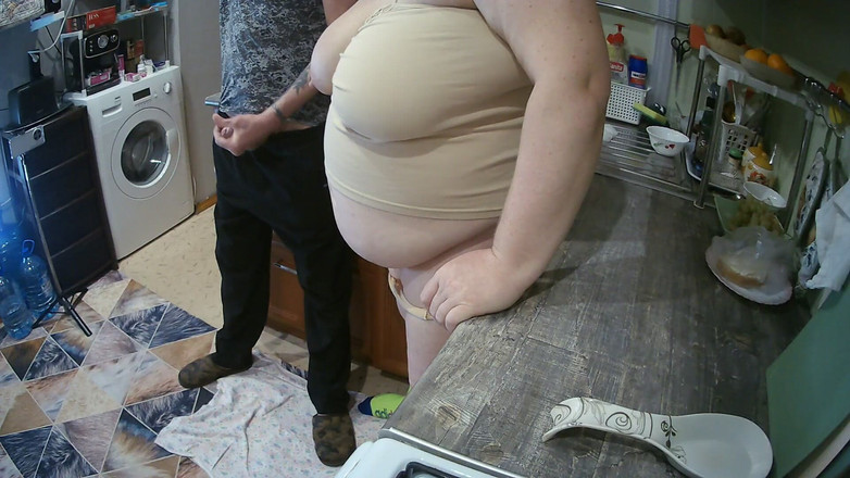 Zona901: 在厨房里撸管鸡巴，在岳母的嘴里射精