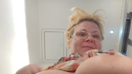Putarankahotmilf: Mi tocco in aeroporto e gioco con la mia figa...