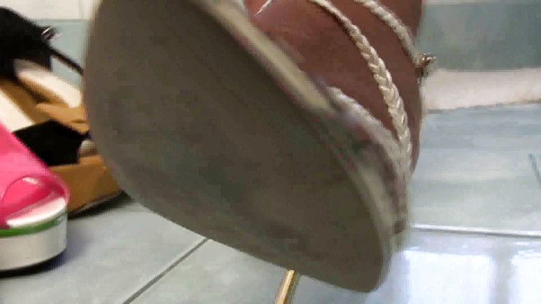 Foot Girls: Zapatos solos juegan con puta de ébano en el baño