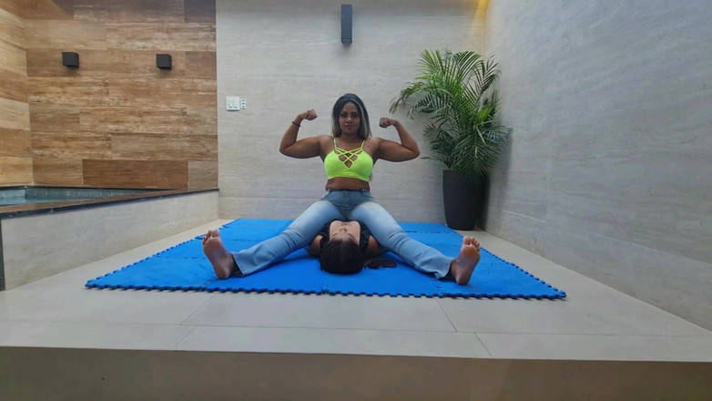 FetishKing: Pancia e petto seduto da veronica e il suo schiavo