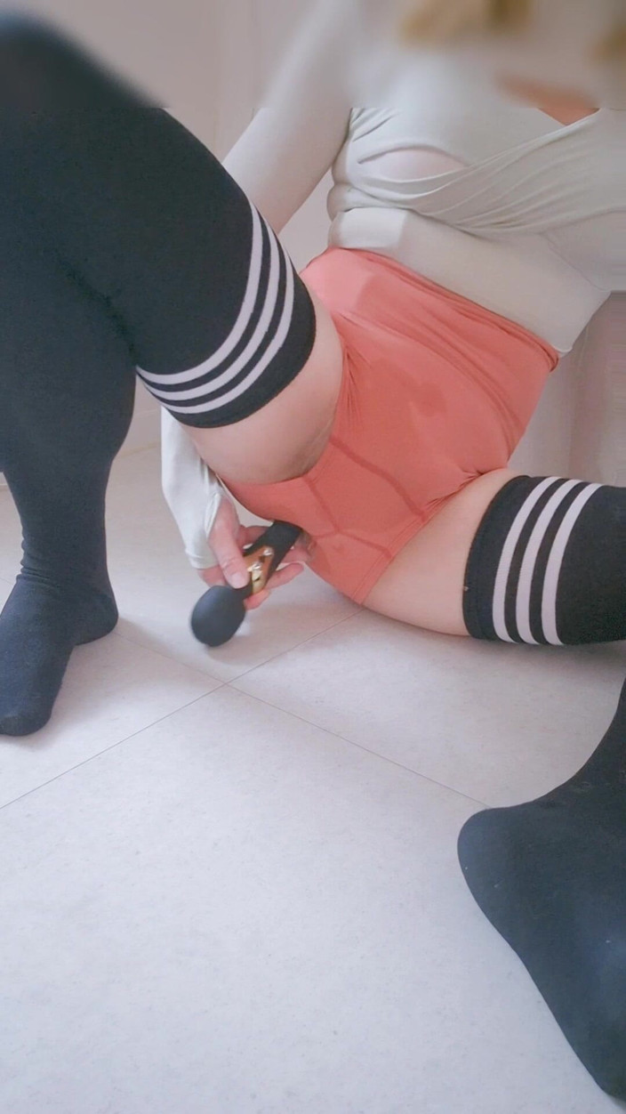 Harinni: Fitness orospusu fışkırtıyor ve o kadar çok boşalıyor ki mikro taytını...