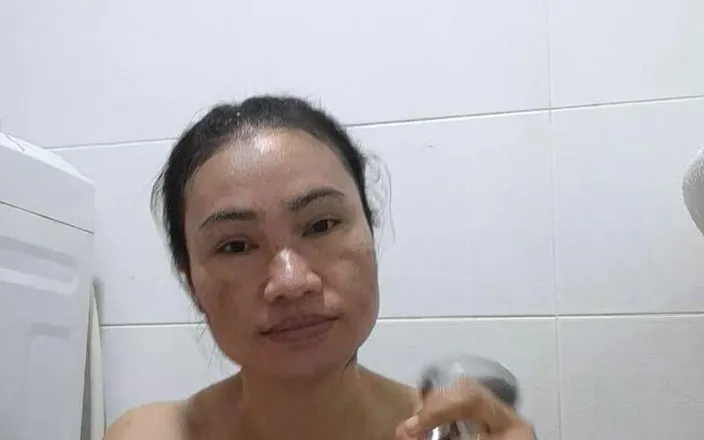 Lucky Kik: Lucky Kik Shave Under the Shower