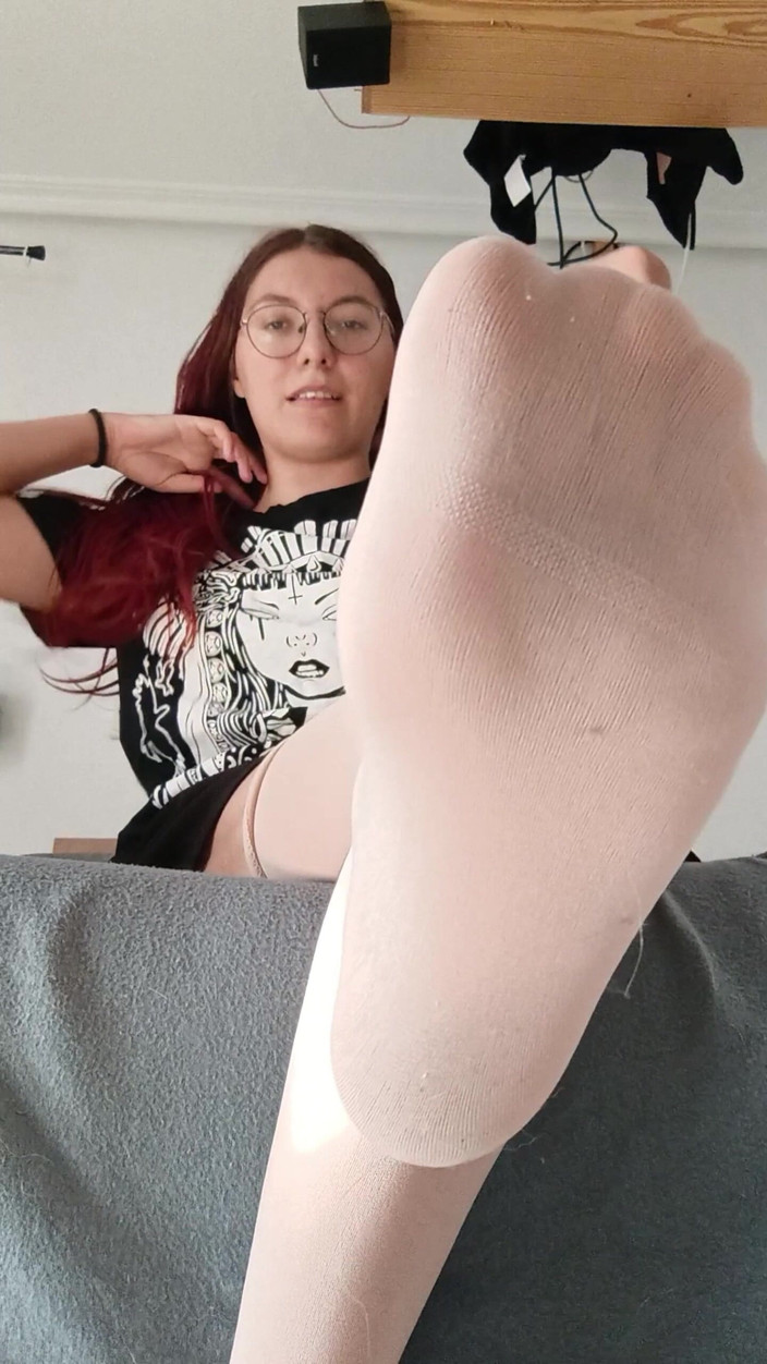 Softbrattypuppy: Uctívejte moje nylonové punčochy a nohy