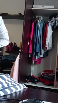 Amatör Kadın Kıyafetlerini Denerken Ve Keserken Eğleniyor.