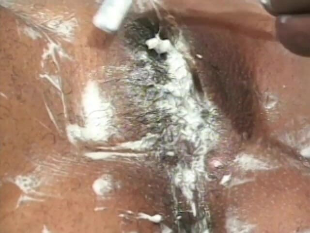 Best Butts: Memek sempit cewek kulit hitam ini dicukur sama cowok berengsek...