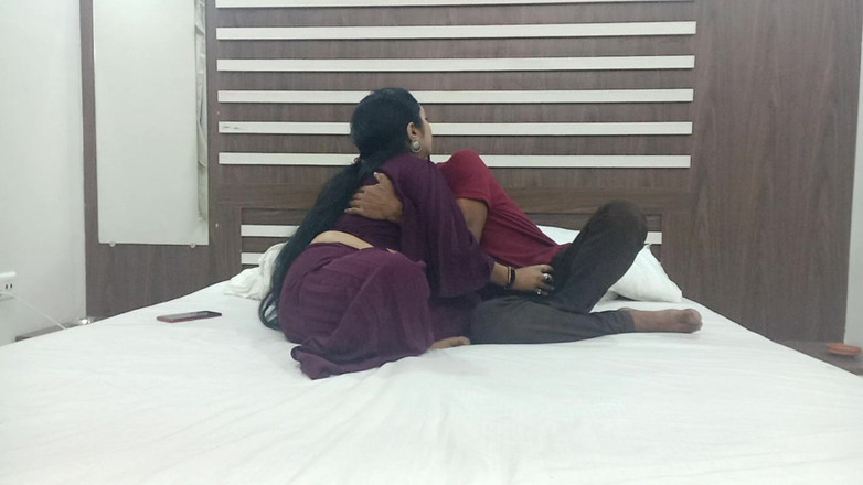Bengali Bhabhi Sex: Une bhabhi desi bengalie à gros nichons se fait baiser dans...