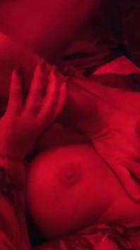 Kira Knight, star du porno allemande, se fait baiser par des mecs à Redlight