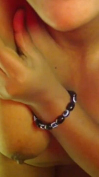 La pornostar si toglie il reggiseno completo di nudo nello spettacolo sexy di culo