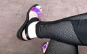 Goddess Misha Goldy: Moje nové lesklé sandály a prsty na nohou škádlí venku