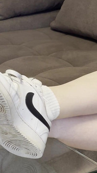Mistress Nova - provocación de zapatillas blancas