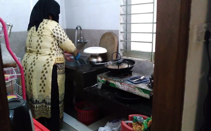 Aria Mia: Сосед трахает тамильскую мусульманскую горячую тетушку во время приготовления пищи - индийский секс