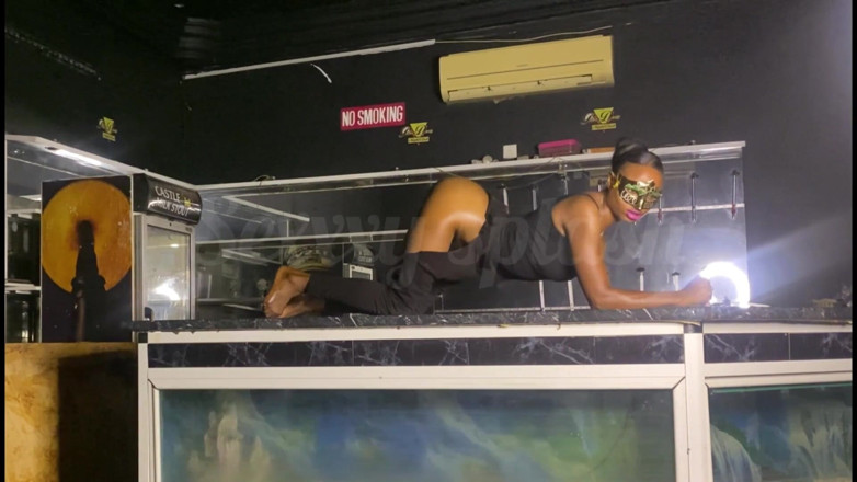 Sexxxy splash official: Quand une cliente mignonne jouit au bar n pourboires gros !...