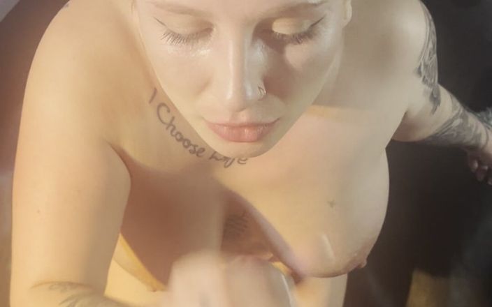 Jess Batty: Jess Batty em boquete em primeiro plano