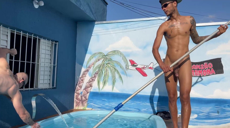 carmonaoficial: 2 la rând masturbându-se în piscină