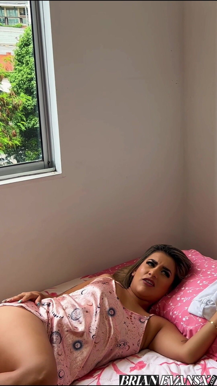 Brian Evansx Vertical: Latina excitată Naty Delgado își face sex cu colegul ei de...