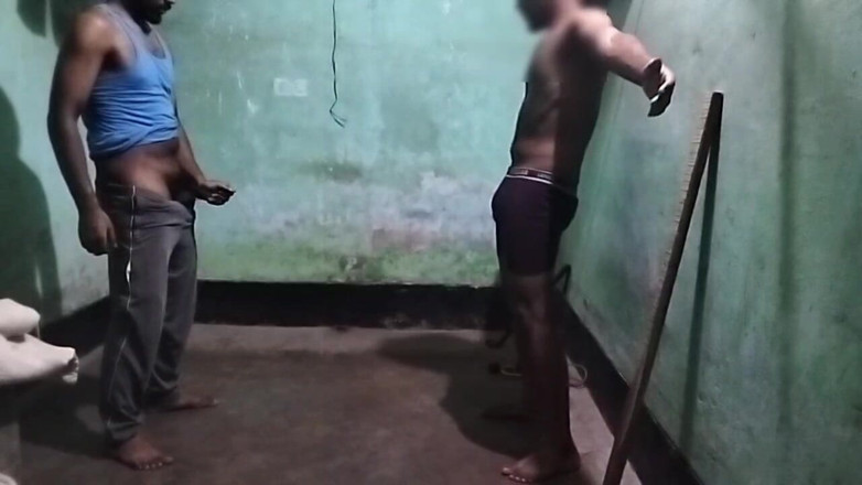 Desi Tits: Primeira vez de garoto da academia se masturba