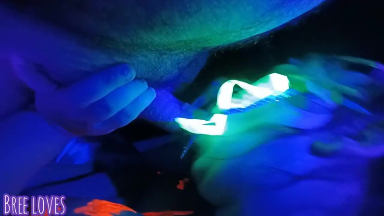 Bree Loves: Neon partisi oral seksle bitiyor