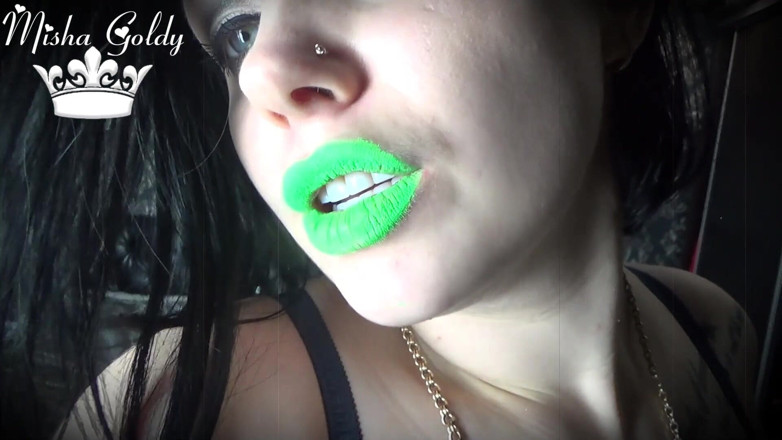 Goddess Misha Goldy: Adoration d'esclaves avec du rouge à lèvres vert néon