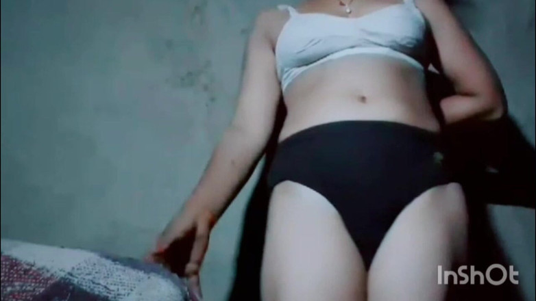 TricolorMusic3: 热辣性感的年轻可爱女孩正在摩擦性感的胸部，我正在上下移动它，现在它正在快速增长