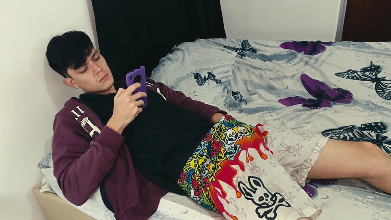 Artemisa74: 私の義理の息子は彼のお気に入りのタンタリー人形でオナニーをしていたので、私は彼のペニスを手伝いました。