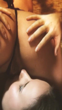 Scena di stivali sexy 2_a bella coppia in lingerie si gode un trio anale insieme