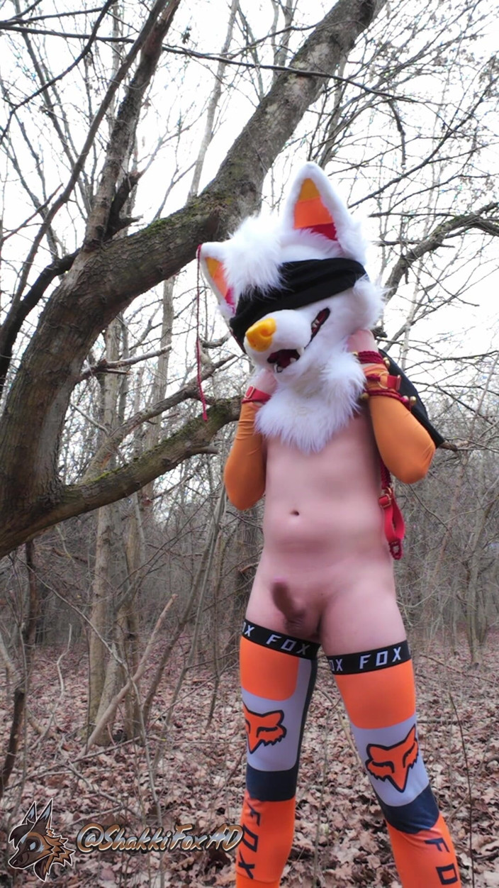 ShakkiFoxAD: Bondage, un jeune jumelle pisse dans la forêt