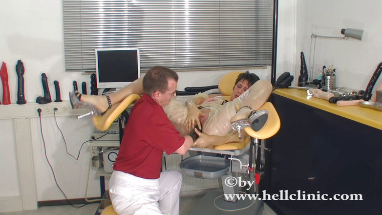 Rubber & Clinic Studio - 1ATOYS: Fisting anal nakal di gynchair dengan lateks
