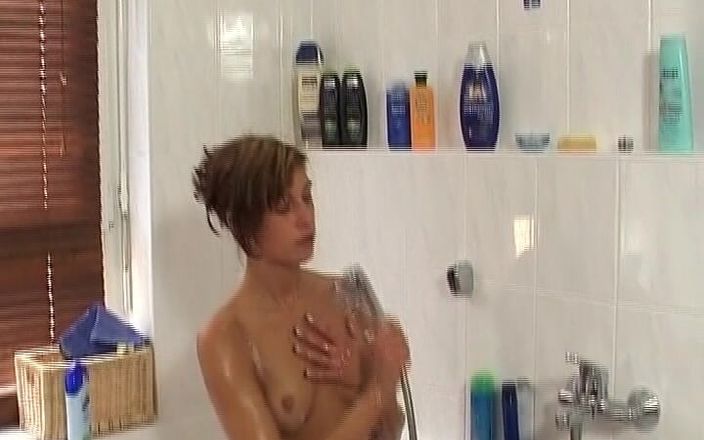 Deutsche Camgirls: Fofa boneca alemã cavalga pau no quarto