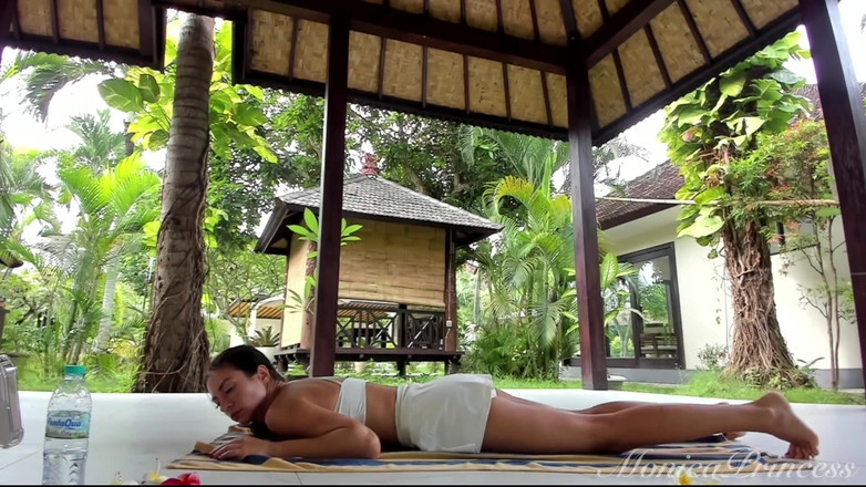 Princess Monica: Yoga luar ruangan sensual dengan rok &amp; kaki telanjang