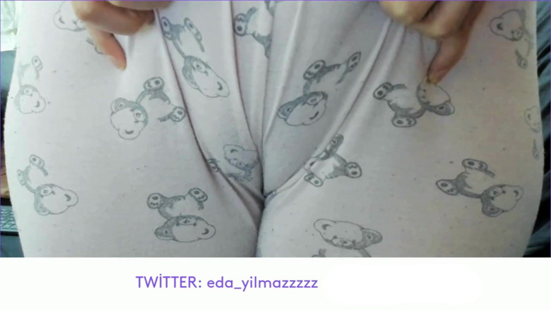 bigass_sexy_bigboobs: Cameltoe - âm hộ sưng lên - cọ xát âm hộ với pajama