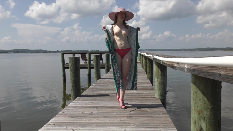 Real Amateur Sluts: La milf rossa si masturba