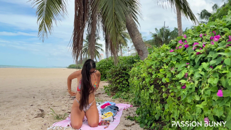 PassionBunny: บิกินี่ฟิตติ้งและเปลี่ยนชุดบนชายหาดเขตร้อน