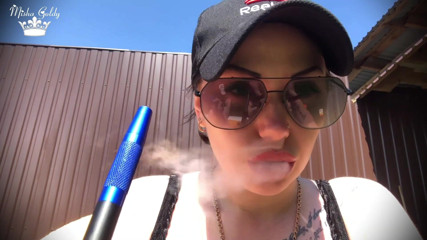 Goddess Misha Goldy: Il narghilè fuma all'aperto e provocano con grandi labbra