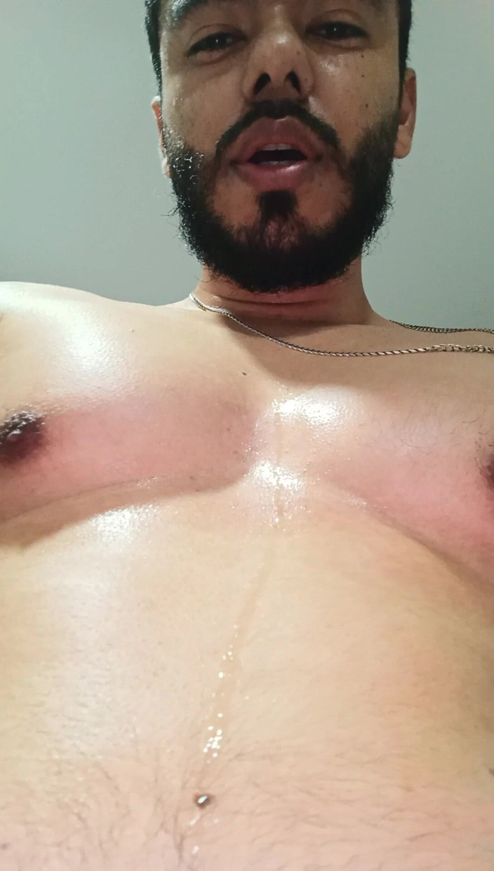 Tommhot: 男性が運動し、汗をかき、マスターベーションをしています