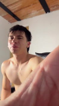 Nahrávám Se, Jak Masturbuji Ve Svém Pokoji