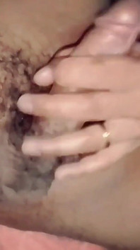Une bite se fait sucer dans les casernes