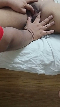 Un massage à l’huile chaude de son copain finit en doigtage lent à l’hôtel