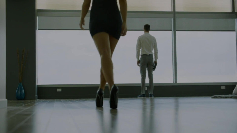 Tushy: TUSHY Une femme dominatrice regarde son mari enculer une ado
